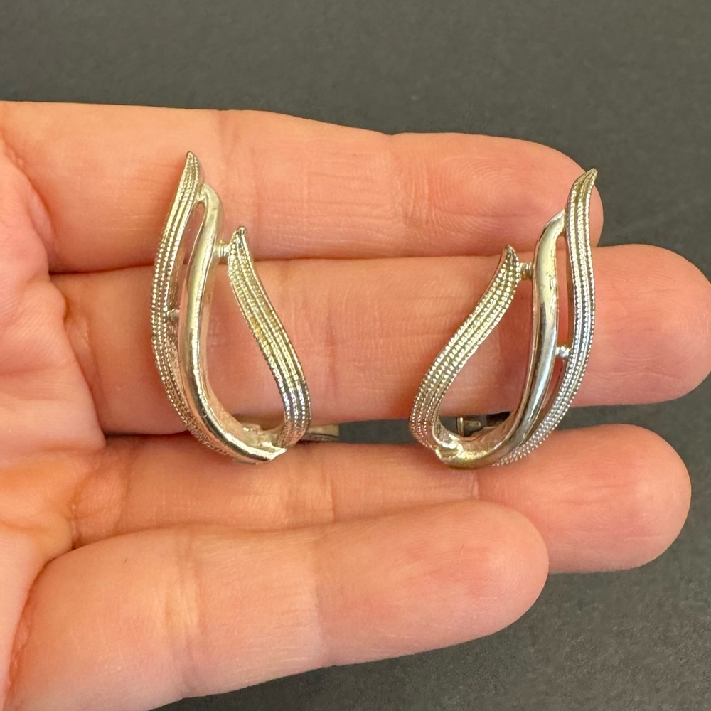 Vintage Sarah Coventry Paisley Swirl Silver Tone Clip On Earrings Jewelry Classy